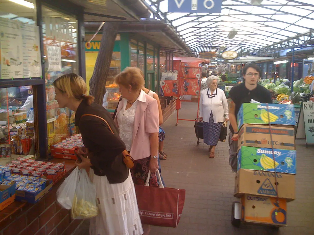 Buying Cheese at Évora Farmers Market: A 2025 Guide